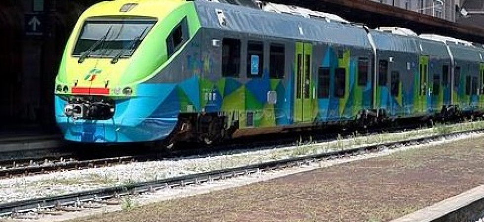 Era sul tetto del treno, giovane morto folgorato